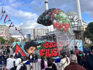 bagcilarda gazzedeki kiz cocuklari icin balonlar ucuruldu zGvHyct6.jpg