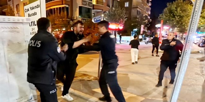 yoldan gecen araclara zarar verdi polise direndi oldurun beni diye bagirdi wYjhnBV7.jpg