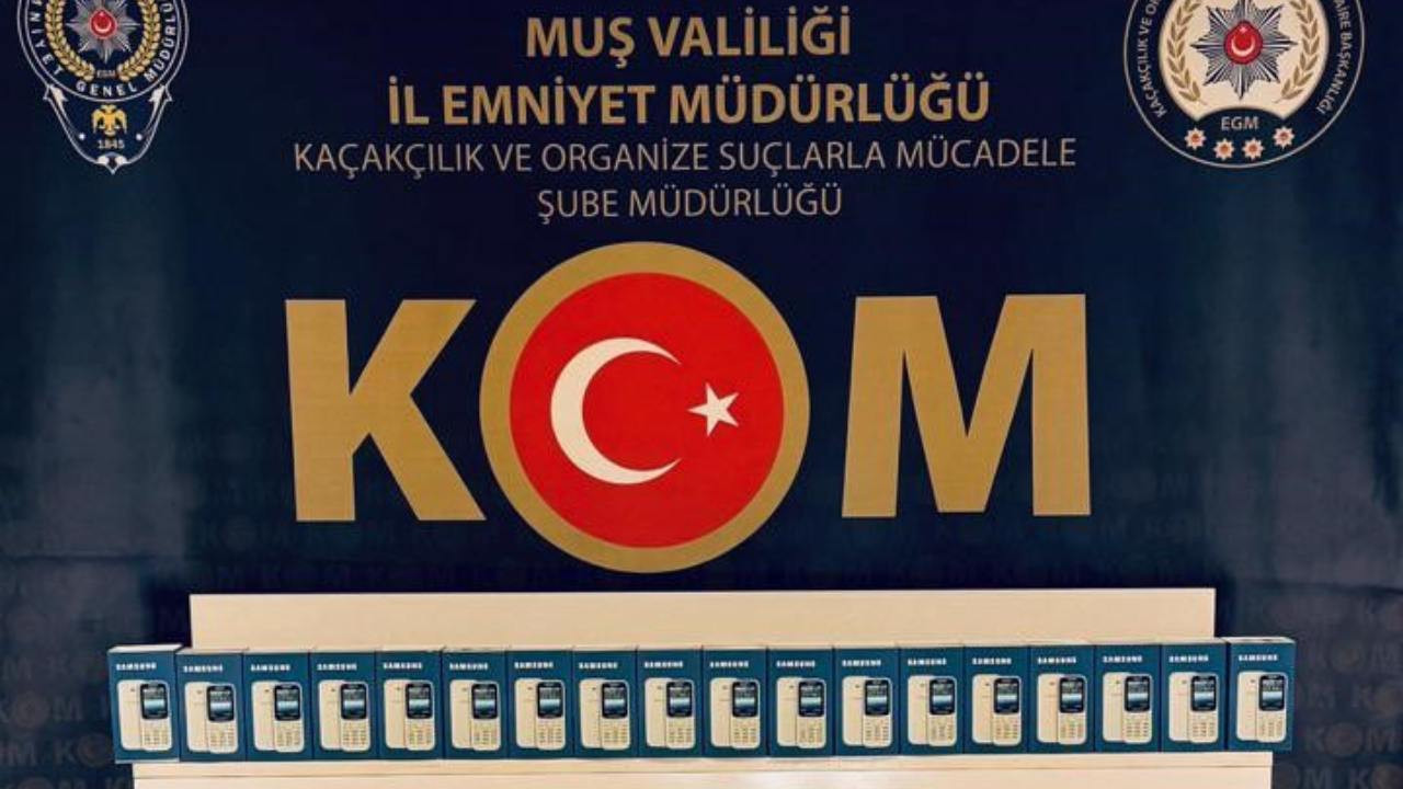 Muş’ta Kargoda Ele Geçirilen 35 Kaçak Cep Telefonu